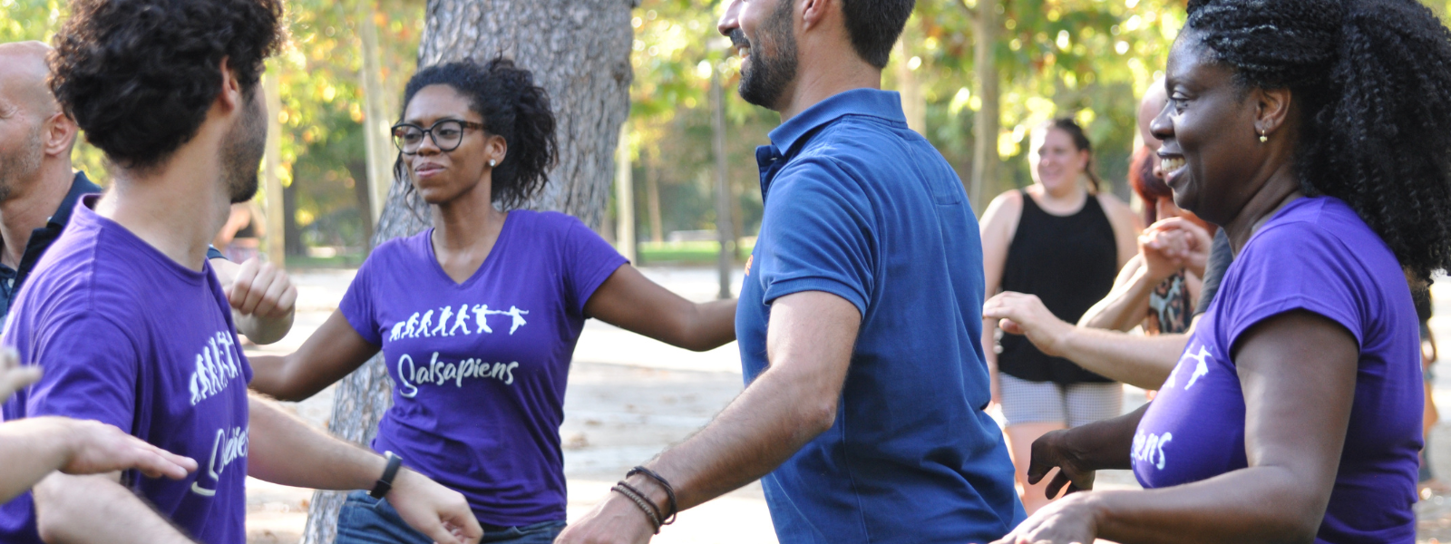 Alumnos de salsa cubana en un evento al aire libre organizado por la escuela de salsa cubana y rueda Dame2Salsa Madrid