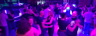 Baile social en Enchufla, club de salsa, en Madrid. Dame2Salsa se llevó a unos cuantos alumnos a cantar rueda y disfrutar de la salsa cubana en Madrid.